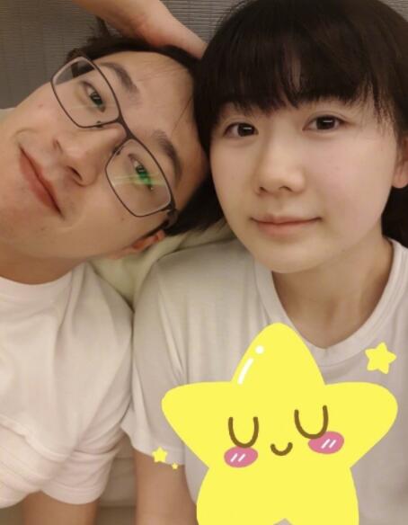 福原爱深夜晒与老公合照表情呆萌