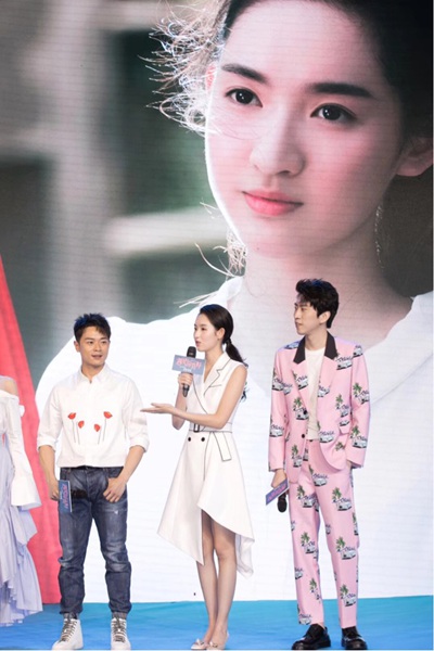 王玉雯亮相《遇见你真好》首映礼 清纯可人获赞初恋脸