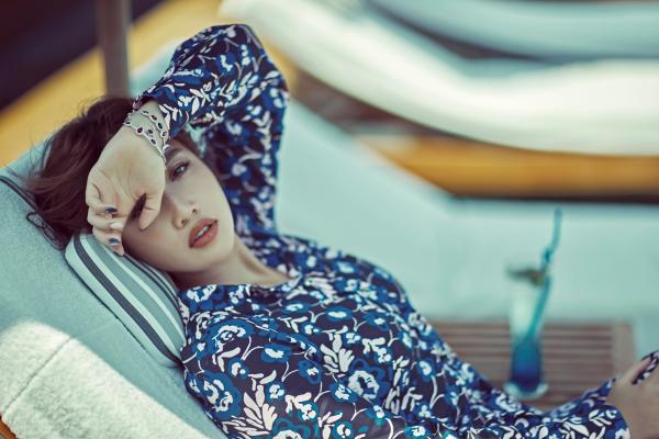 “天生歌姬”A-Lin游泰国登杂志封面！海滩长裙与骏马合影展万种风情