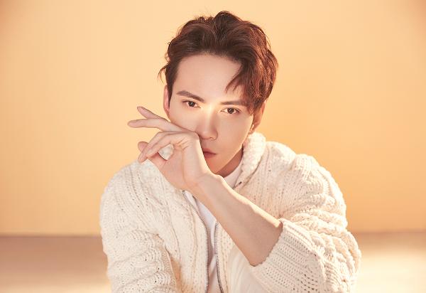 徐正溪开年时尚大片 眼神冷峻撩力十足