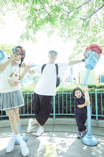 包文婧一家三口游日本 其乐融融温馨无比