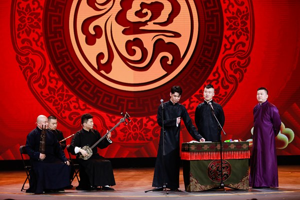 《欢乐喜剧人》张云雷变身“依萍”自嘲失足摔成“人渣”