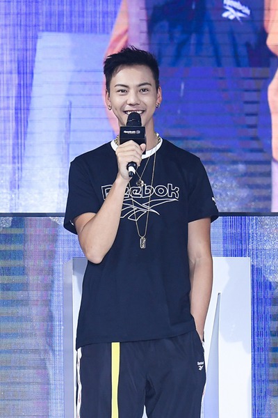 陈伟霆现身品牌活动 新潮穿法解封创意感