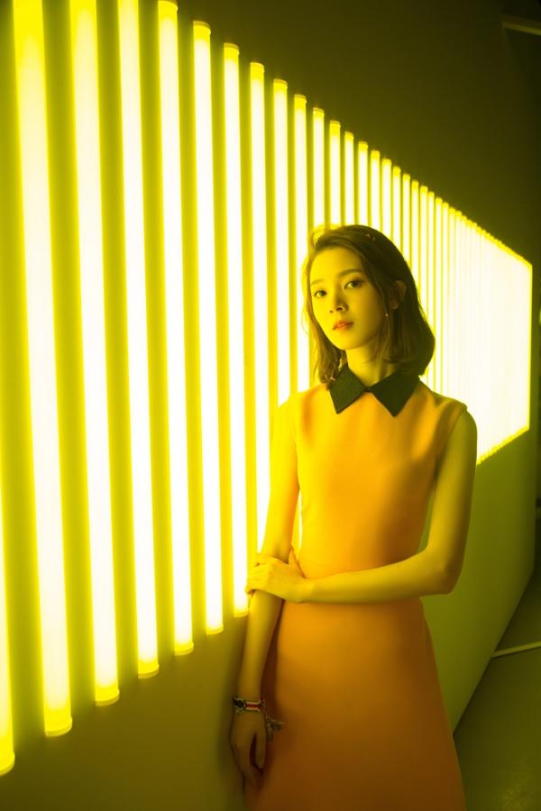 陈瑶粉色长裙娇俏迷人 回眸甜笑少女感满满!
