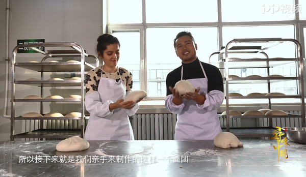 《寻味中国》探寻哈尔滨美食 中俄美女尽享红肠格瓦斯美味