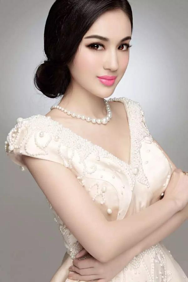 现今皇室后代最美的大唐公主 李艳冰家族史大揭秘