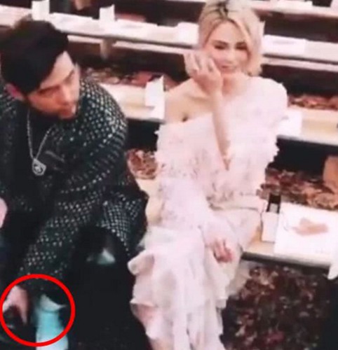 周杰伦没抓到老婆的手 揣兜不成尴尬摸腿！