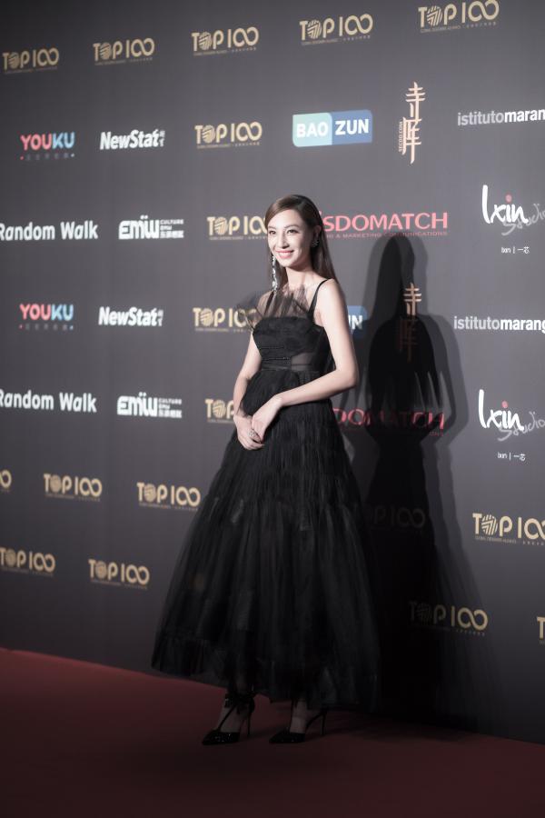 郑希怡亮相外滩上海时装周 与众妈妈团一起头排看秀