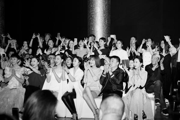 腿精出没!李斯羽受邀观秀率性时髦