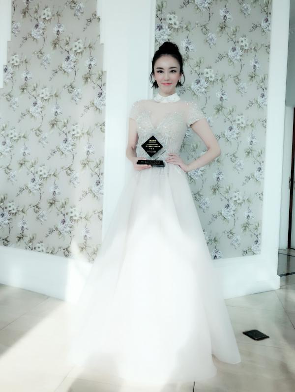 吕佳容出席活动再获奖 白色礼服高贵优雅显仙女气息