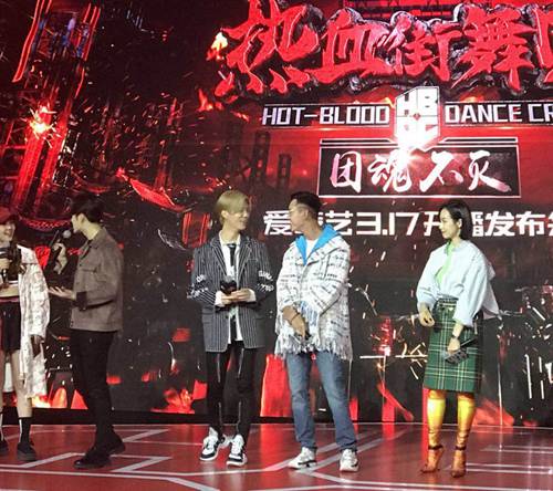 鹿晗踮脚合影技再现 一秒高过陈伟霆！