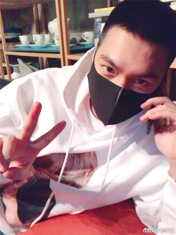 李敏镐晒寸头自拍硬朗帅气 对着镜头比剪刀手