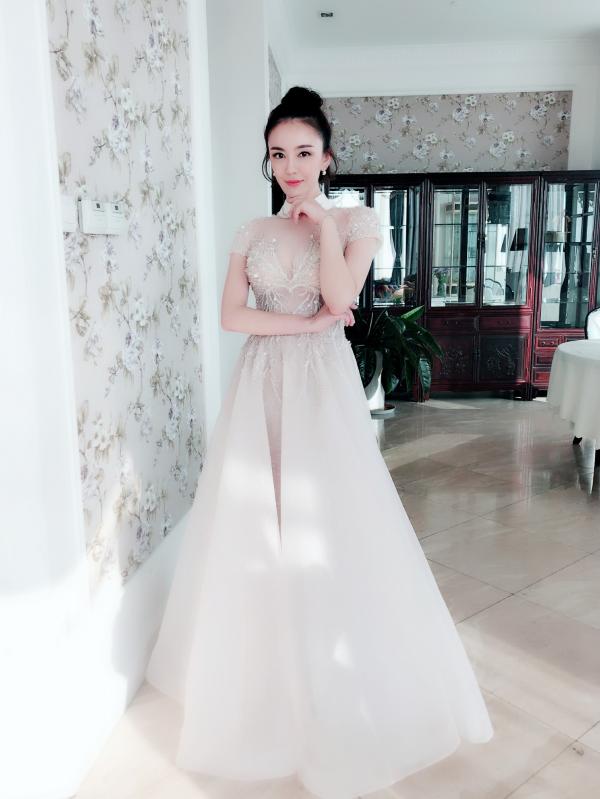 吕佳容出席活动再获奖 白色礼服高贵优雅显仙女气息