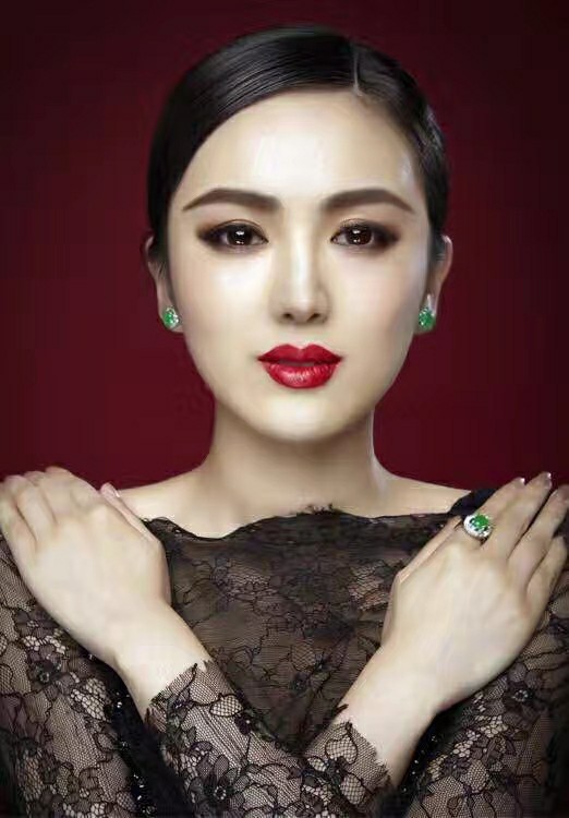 现今皇室后代最美的大唐公主 李艳冰家族史大揭秘