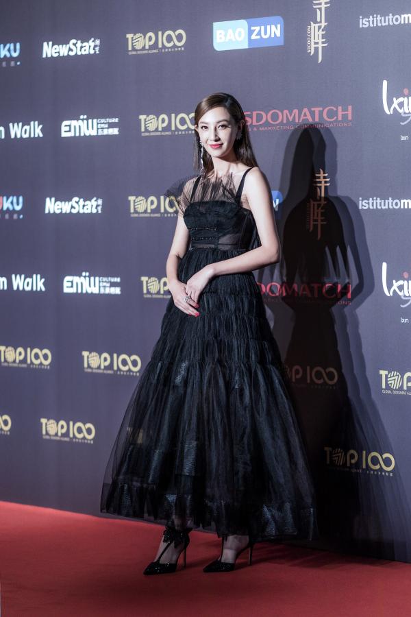 郑希怡亮相外滩上海时装周 与众妈妈团一起头排看秀