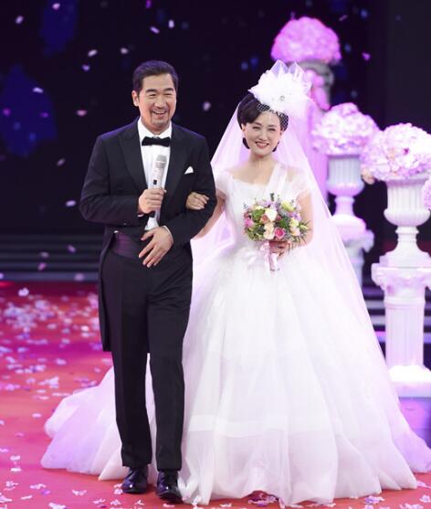 王牌狗粮！张国立邓婕婚纱甜蜜亮相节目