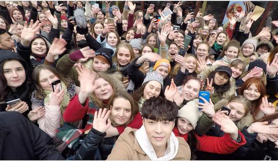 张艺兴现身乌克兰 张艺兴图片帅气阳光! 张艺兴极限挑战被导演组骂是怎么回事？