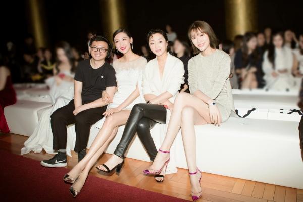 腿精出没!李斯羽受邀观秀率性时髦