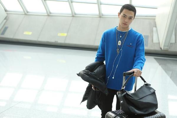 《凤囚凰》许凯曝机场写真 古装偶像变时尚icon