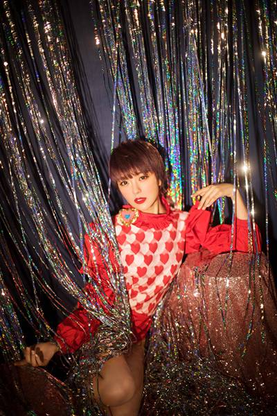 种丹妮新写真玩转迷幻风 流光间化身闪光少女