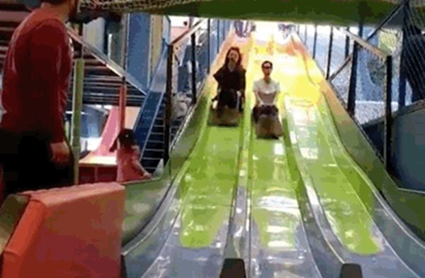 蔡少芬朱茵玩滑梯 蔡少芬的两个女儿照片曝光！