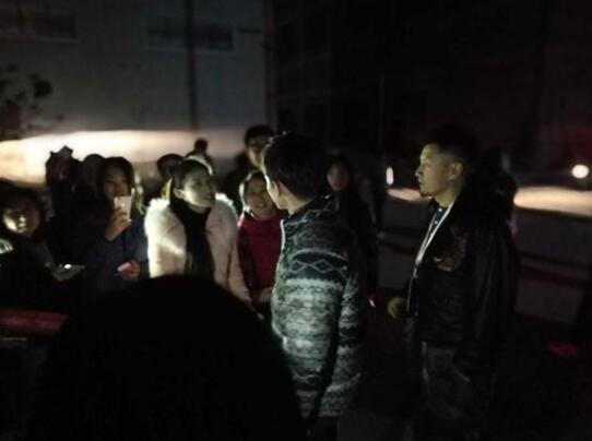 超暖心！张一山录制《这就是铁甲》包车送粉丝