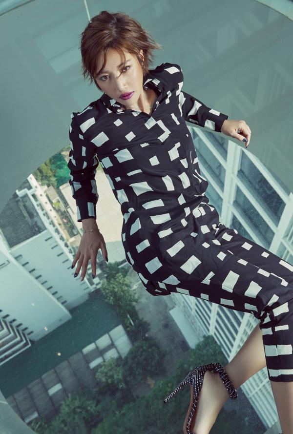 “天生歌姬”A-Lin游泰国登杂志封面！海滩长裙与骏马合影展万种风情