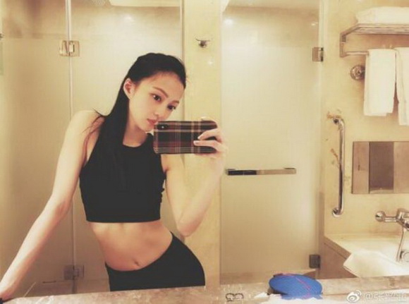 张韶涵疯狂健身 肌肉明显马甲线实力抢镜