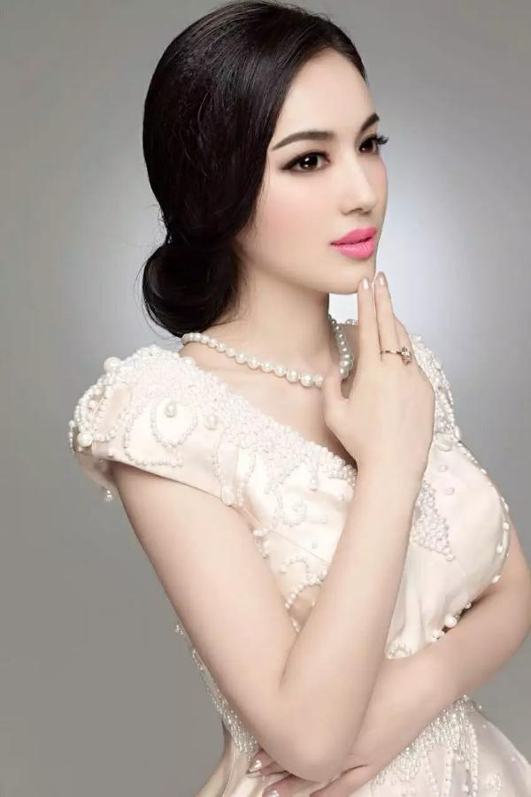 现今皇室后代最美的大唐公主 李艳冰家族史大揭秘