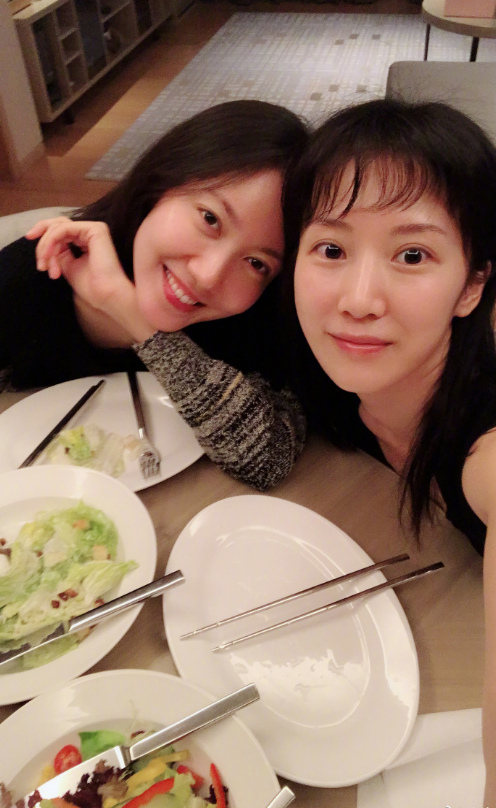 李念晒与高露素颜合照 网友称：像两姐妹