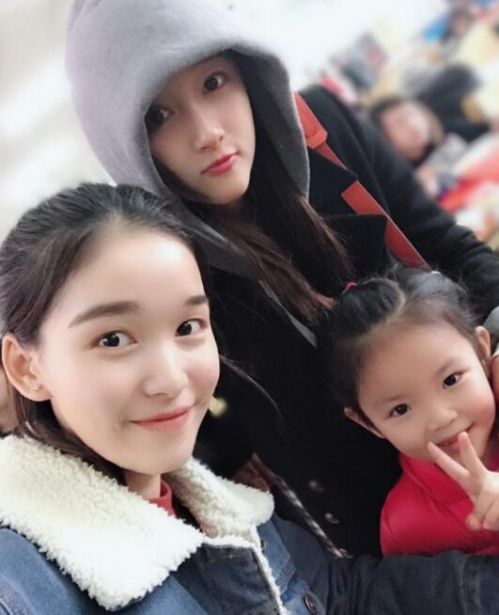 网友北电偶遇关晓彤 被求合照获称赞