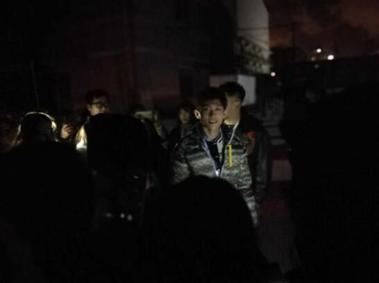 超暖心！张一山录制《这就是铁甲》包车送粉丝