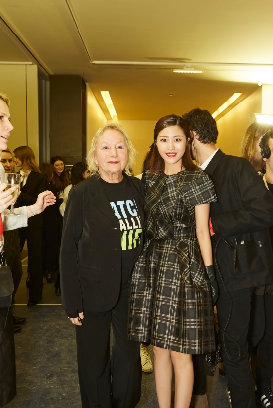当“东方优雅”邂逅“时尚巴黎”:张馨心气质演绎教科书式女神穿搭
