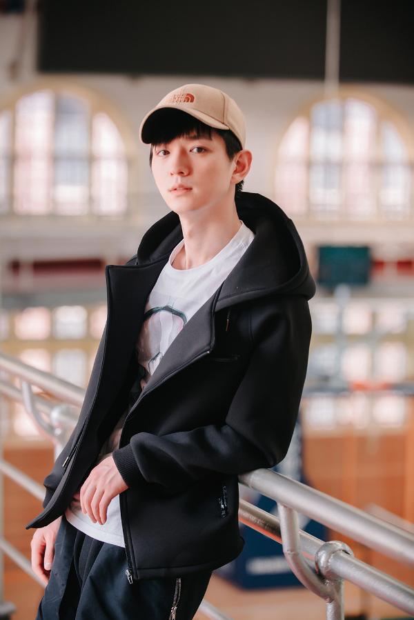 文苡帆春日写真少年感满满 即将进组拍摄《蜜汁炖鱿鱼》