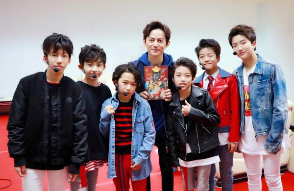 BOY STORY 惊艳亮相元宵喜乐会 向前辈何炅任嘉伦刘宪华问候献礼