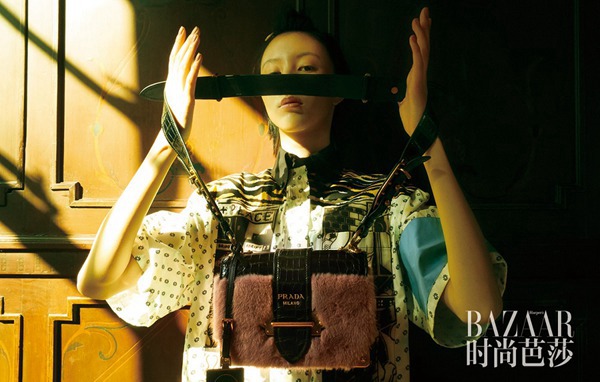 王悦伊登《时尚芭莎》 复古魅惑梦游时空