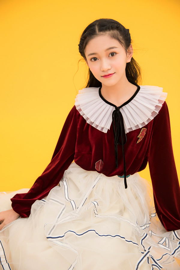 张译兮暖春写真 满满少女感甜笑迷人