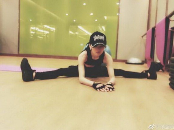 张韶涵疯狂健身 肌肉明显马甲线实力抢镜