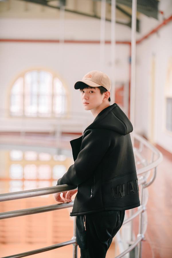 文苡帆春日写真少年感满满 即将进组拍摄《蜜汁炖鱿鱼》