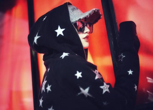 景甜超酷look曝光 摩登小姐姐帅气上线开撩