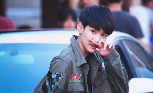 邓紫棋三访王源　为啥每次都在门口摆这个造型？