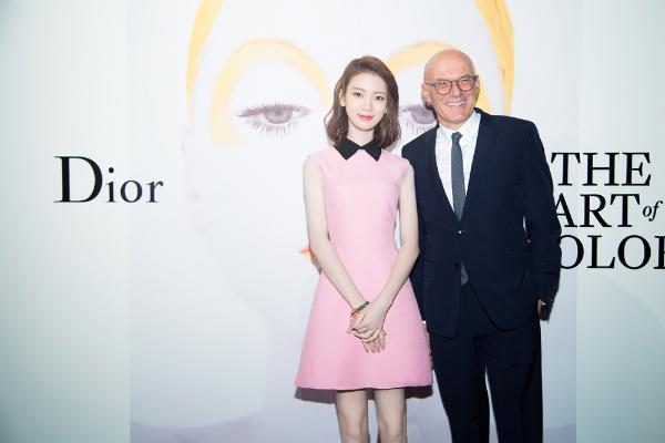 陈瑶粉色长裙娇俏迷人 回眸甜笑少女感满满!