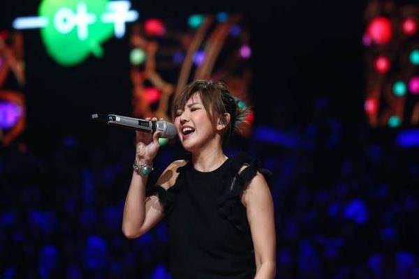 “地表最逞强孕妇” 孙燕姿挺孕肚跑宣传