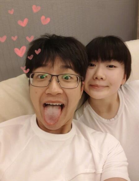 福原爱深夜晒与老公合照表情呆萌