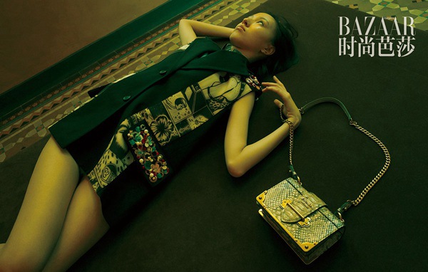 王悦伊登《时尚芭莎》 复古魅惑梦游时空