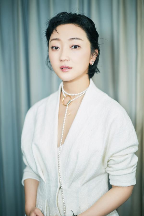 张瑶受邀观秀干练帅气 黑白搭玩转“佛系”极简风