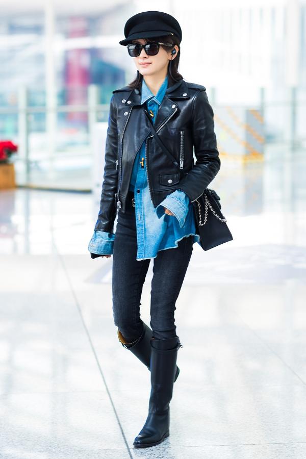 “行走的种草机”王子文现身机场 独特潮酷感亲身示范经典机车风