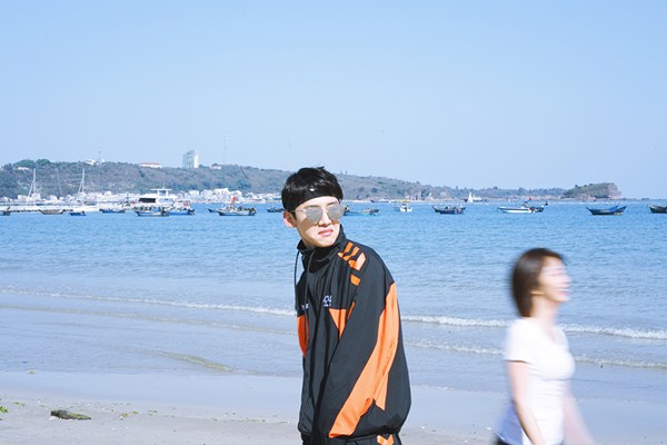 谭松韵晒照放飞自我 网友:偶像包袱离家出走了