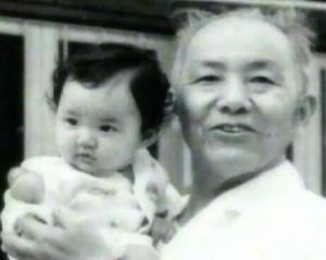 韩雪爷爷是谁? 韩雪晒童年萌照变化大 韩雪个