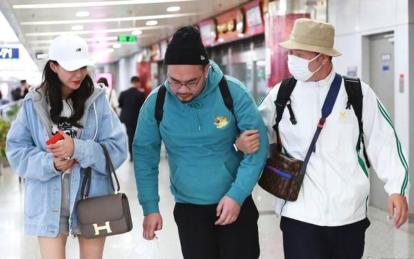 杜海涛沈梦辰惊喜同框 为缓解尴尬紧搂男助理